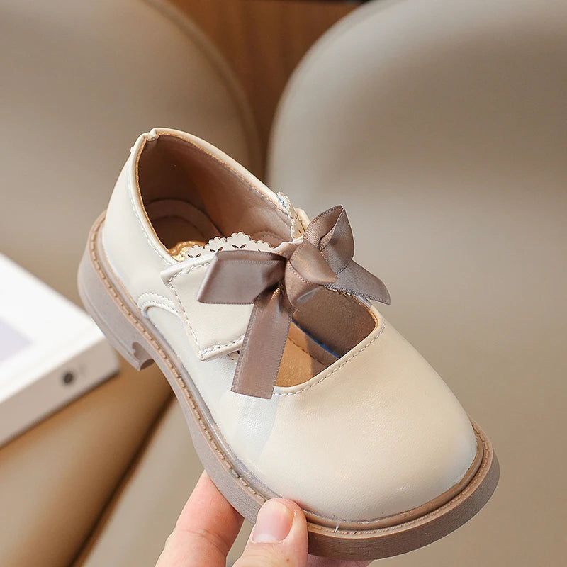 Girl's shoes with bow and velcro 