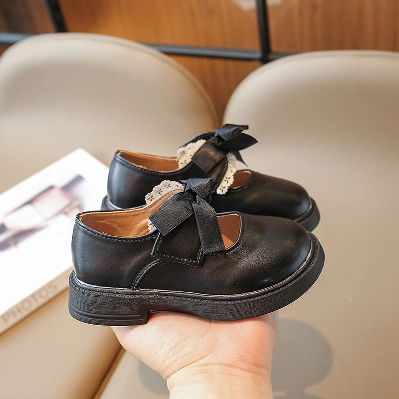 Girl's shoes with bow and velcro 